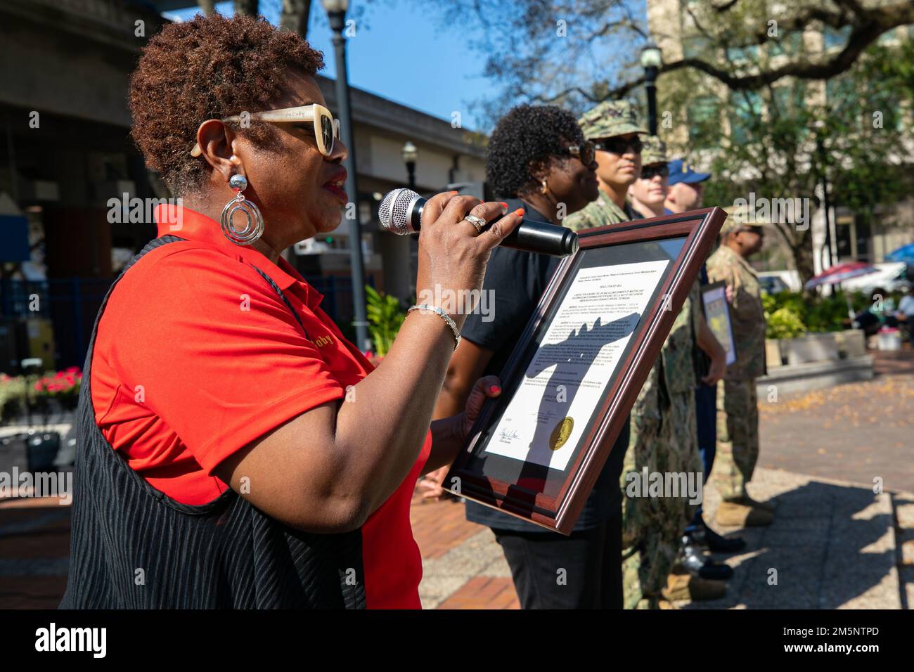 JACKSONVILLE, Florida (26 febbraio 2022) la Consigliera Ju'Coby Pittman legge una risoluzione intitolata in onore del Mate Sherman Byrd del Maestro Boatswain durante il Jacksonville Jazz Festival al James Weldon Johnson Park, 26 febbraio 2022. Master Chief Byrd è stato il primo tecnico dell'EOD (Black Explosive Orgnance Disposal) nelle forze armate. Foto Stock