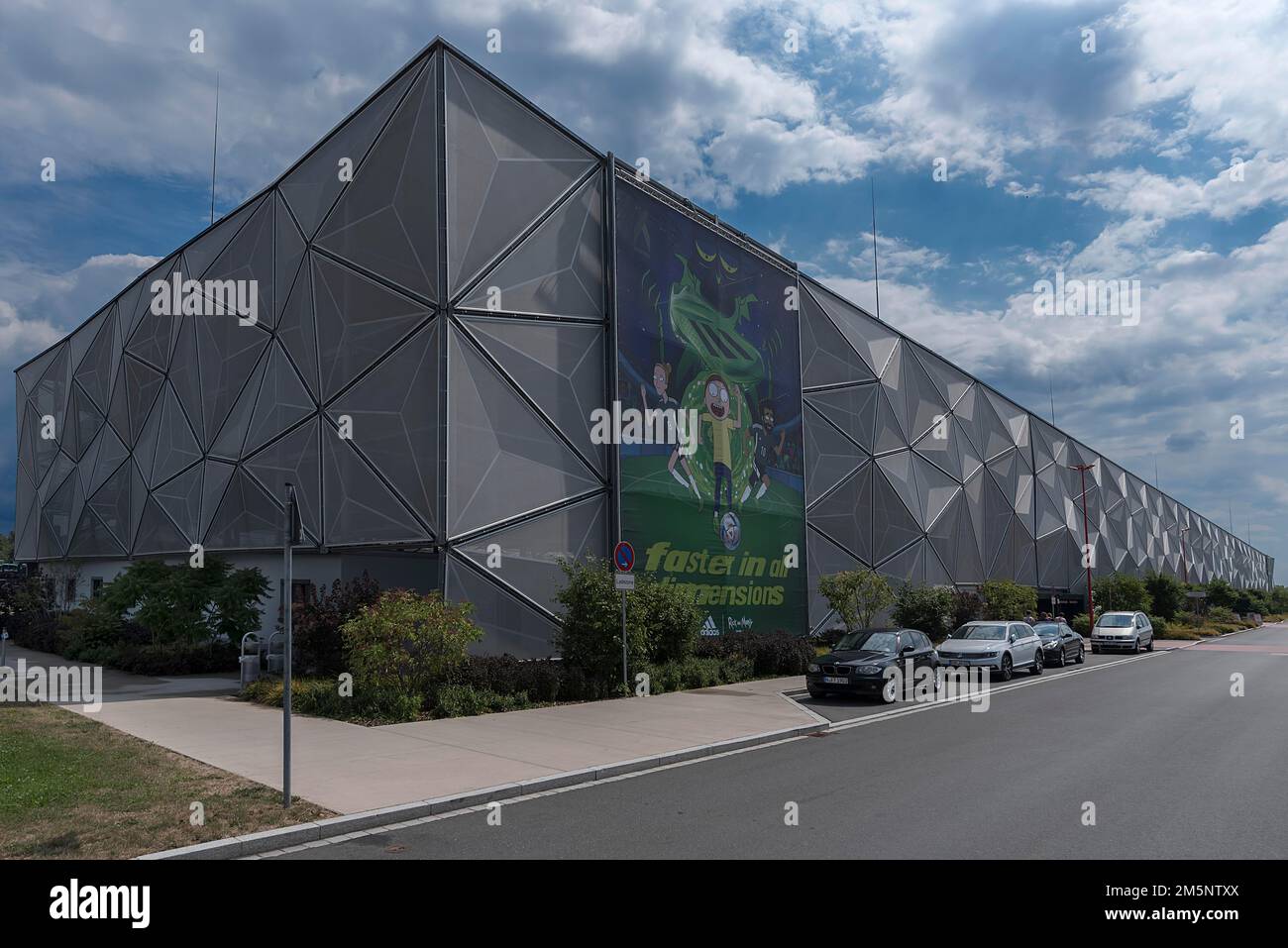 Moderno parcheggio a più piani della società Adidas, Herzogenaurach, Franconia centrale, Baviera, Germania Foto Stock