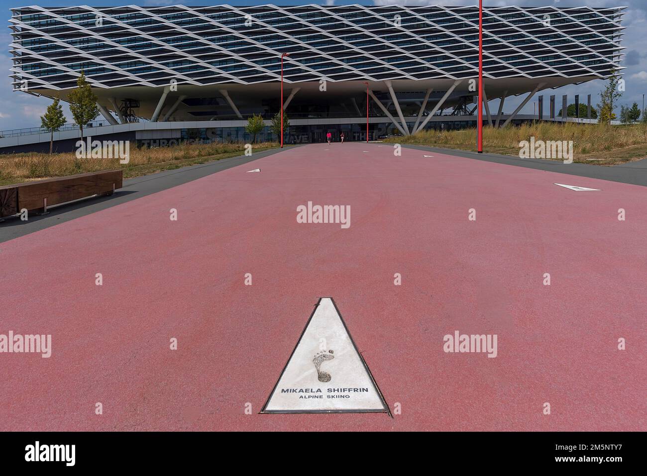 La Walk of Fame degli sciatori di fronte al moderno edificio amministrativo Adidas, Herzogenaurach, Franconia Centrale, Baviera, Germania Foto Stock