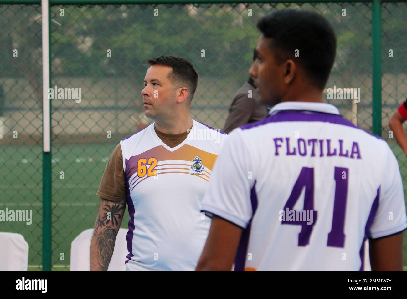 INS SATAVAHANA, India (26 febbraio 2022) – Aircrew Survival Equipmentman Chief Petty Officer Christopher Hines, assegnato ai 'Golden Swordsmen' di Patrol Squadron (VP) 47, gioca a pallavolo durante una giornata sportiva con le nazioni partecipanti in celebrazione dell'inizio di 'MILANO 2022' a Visakhapatnam, India, 26 febbraio 2022. VP-47 è attualmente schierato a NAF Misawa, Giappone che conduce le operazioni di pattuglia e ricognizione marittima e di sensibilizzazione teatrale all'interno dell'area delle operazioni della flotta degli Stati Uniti 7th (C7F) a sostegno di Commander, Task Force 72, C7F e U.S. Obiettivi del comando Indo-Pacific Foto Stock