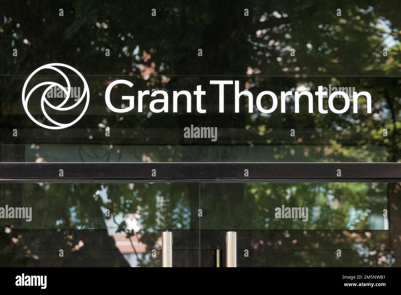 Grant Thornton AG, logo presso la filiale di Duesseldorf, società di revisione contabile, società di consulenza gestionale, Renania settentrionale-Vestfalia, Germania Foto Stock