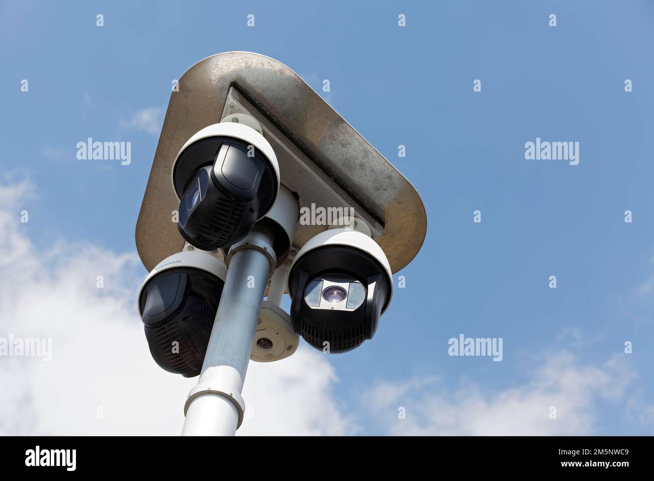 Videosorveglianza a 360 gradi in cantiere, telecamere di sorveglianza  Hikvision, Duesseldorf, Renania settentrionale-Vestfalia, Germania Foto  stock - Alamy