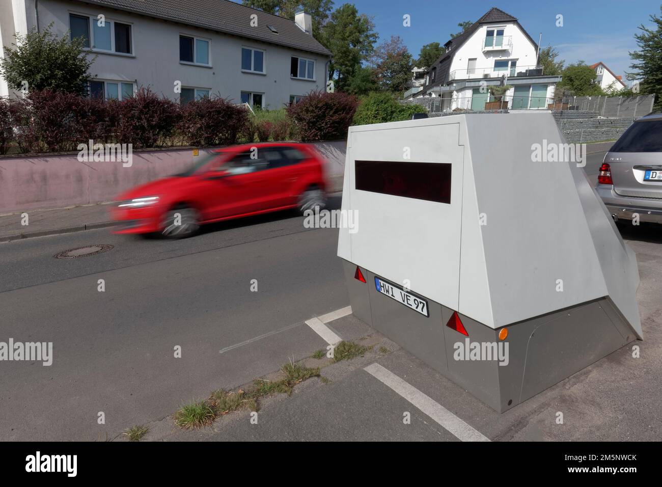 L'auto rossa è in 30 zone, rimorchio mimetizzato con tecnologia laser di Vitronic, parcheggiato a bordo strada, speed trap, Duesseldorf, Nord Foto Stock