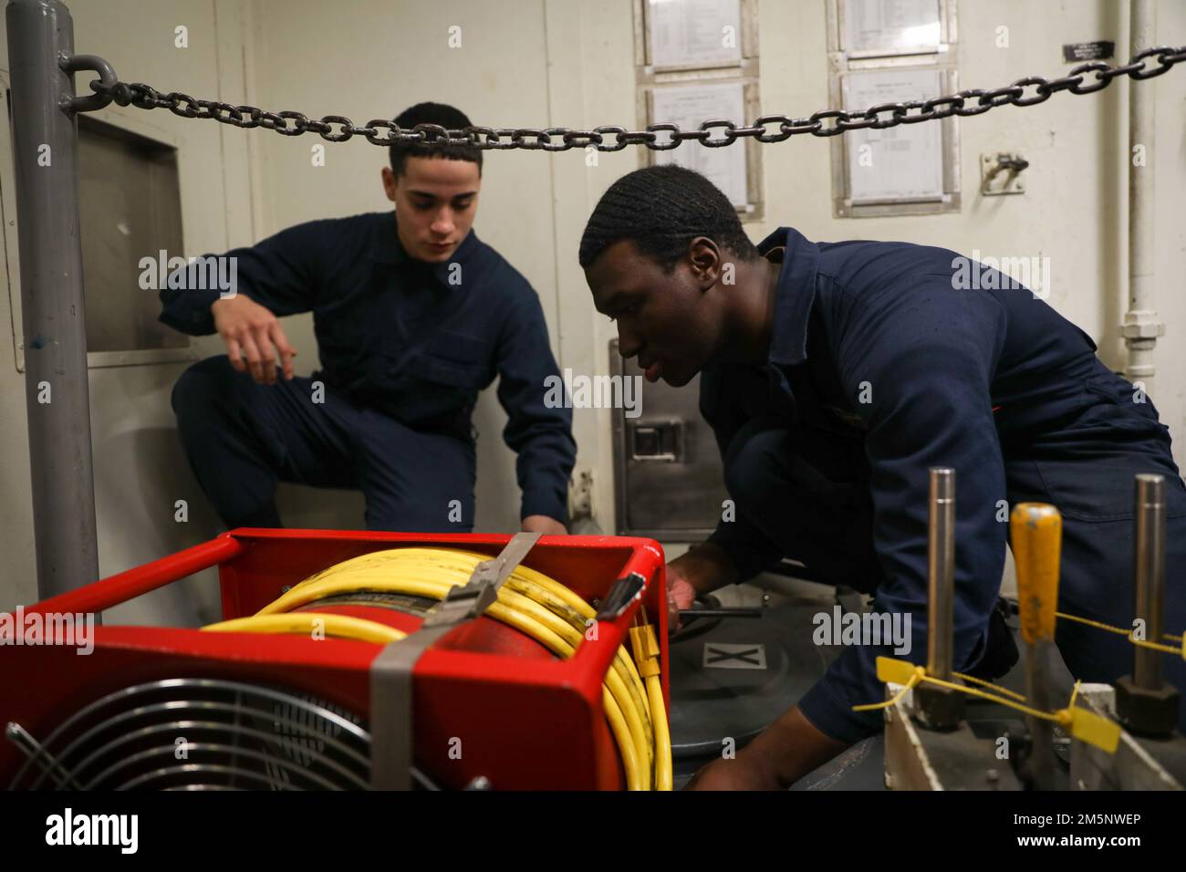 220226-N-EM691-1003 OCEANO ATLANTICO (18 febbraio 2022) Information Systems Technician 2nd Class Jamal Brown, Right, and gas turbine Systems Technician (Mechanical) Fireman Yuritza Ruiz, assegnato al cacciatorpediniere-missili guidato USS i Sullivans (DDG 68), hanno impostato la condizione del materiale zebra su uno scutterno durante una trivella generale, 26 febbraio. I sullivani sono schierati nel teatro europeo delle operazioni e partecipano a una serie di attività marittime a sostegno degli Stati Uniti Sesta flotta e alleati della NATO. Foto Stock