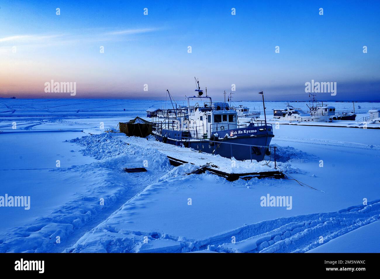 Immersione in barca nella neve, Irkutsk, Siberia, Russia Foto Stock