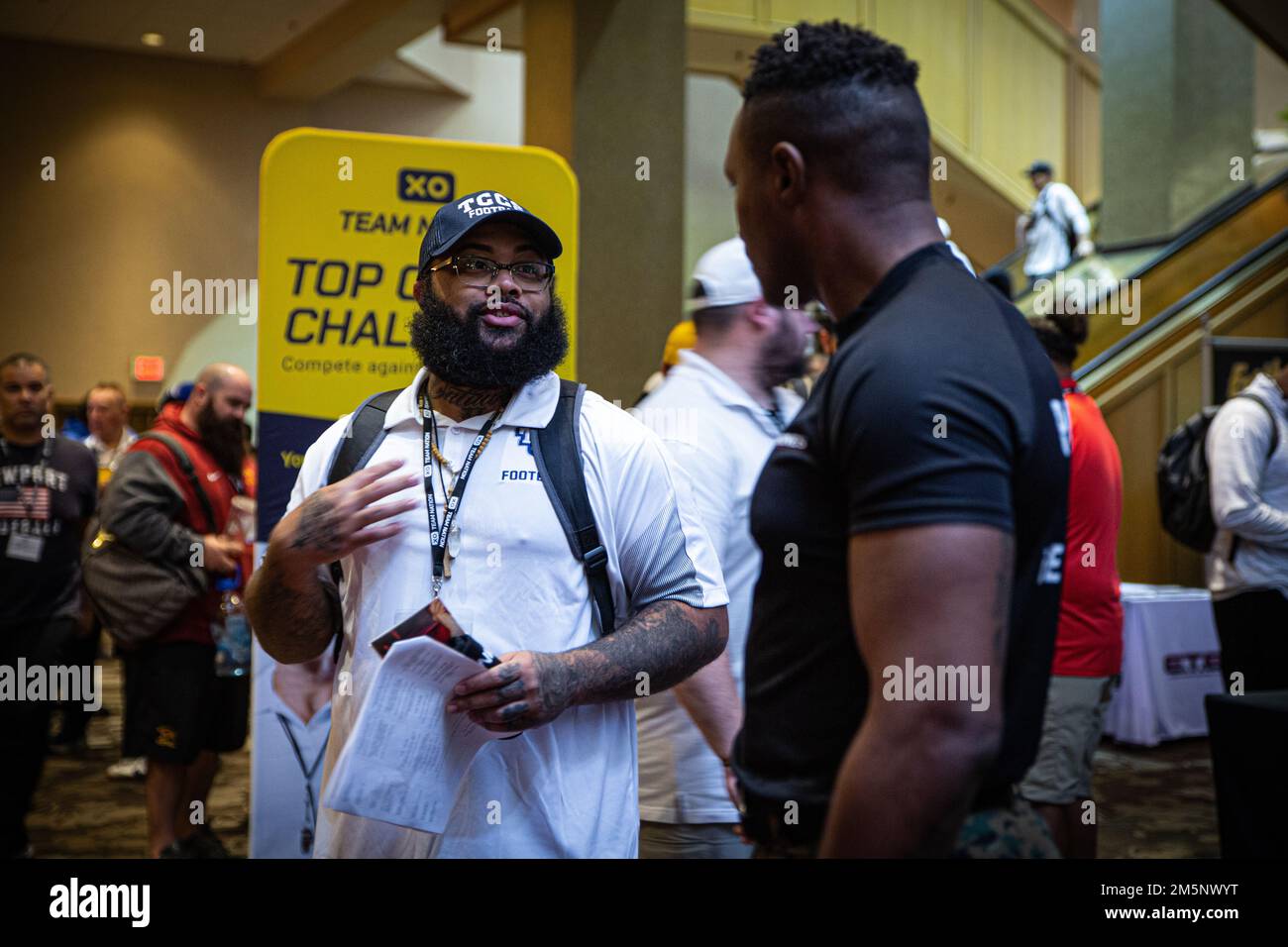 STATI UNITI Henry, un reclutatore con Recruiting Sub-Station Lakewood, Recruiting Station Orange County, parla con Ontuwon Grayson Sr., un allenatore della Tri-City Christian High School, durante una Glazier Football Clinic a Costa Mesa, California, 26 febbraio 2022. La Glazier Clinic è un programma di coaching costruito per allenatori di scuola superiore che sono dedicati a migliorare la loro abilità e migliorare i loro atleti. Foto Stock