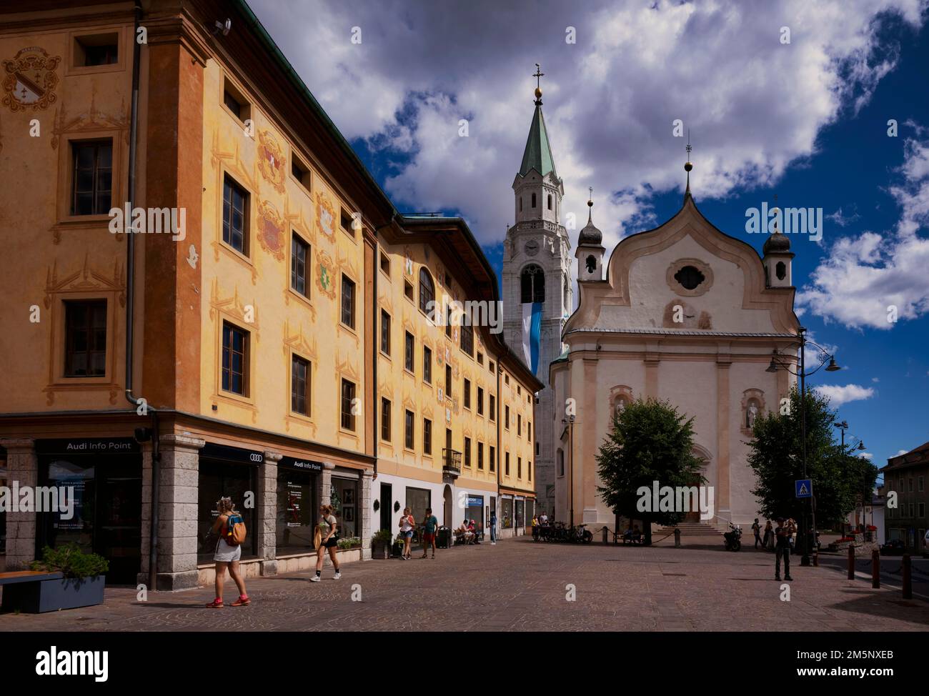 Corso Italia, Città Vecchia, Chiesa Basilica Parrocchiale SS. Filippo e Giacomo, Cortina d'Ampezzo, Provincia di Belluno, Veneto, Alto Adige, Italia Foto Stock