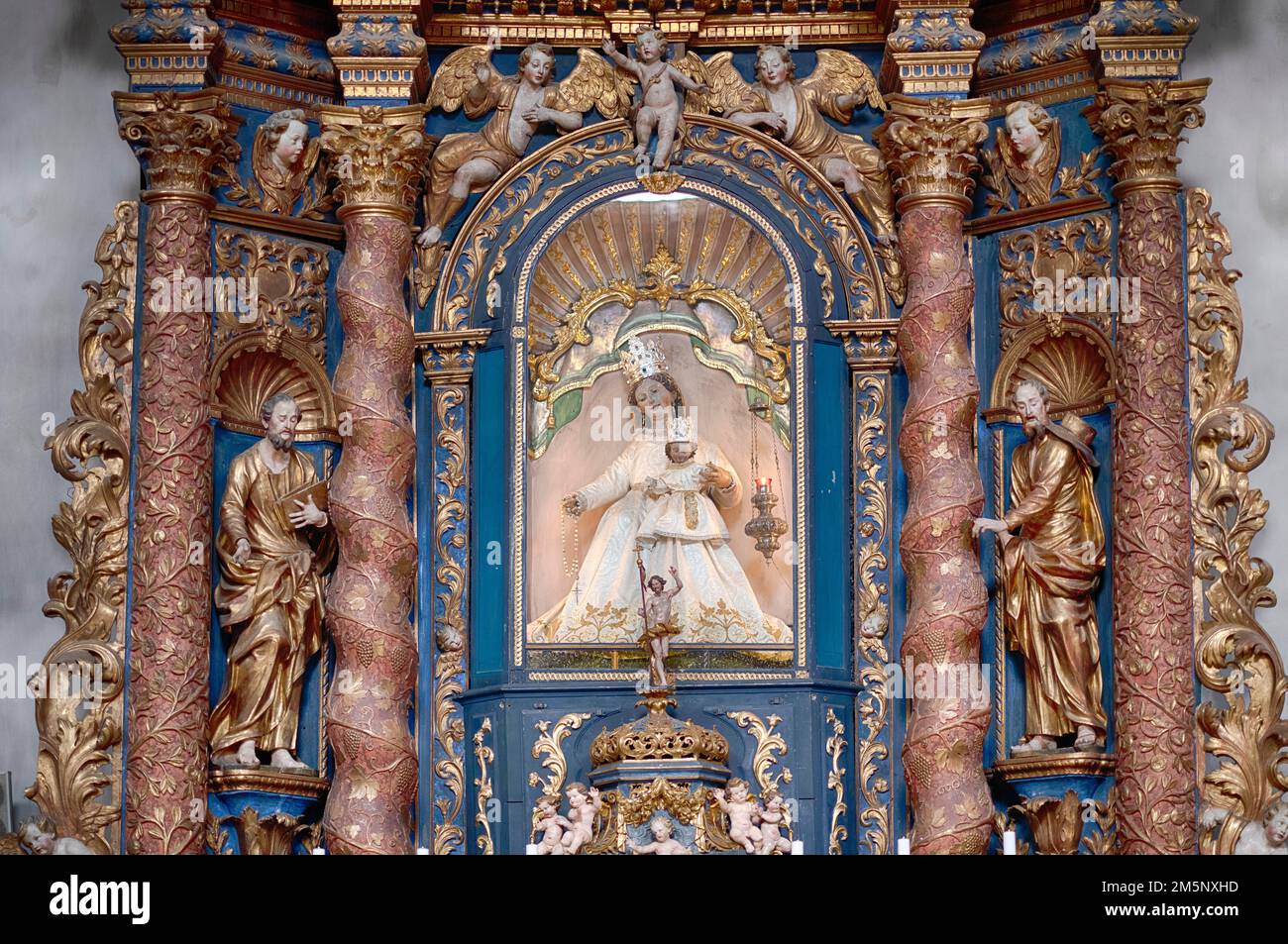 Madonna, altare della Madonna del Rosario, altare laterale, chiesa Basilica Parrocchiale SS. Filippo e Giacomo, Cortina d'Ampezzo, Provincia di Foto Stock