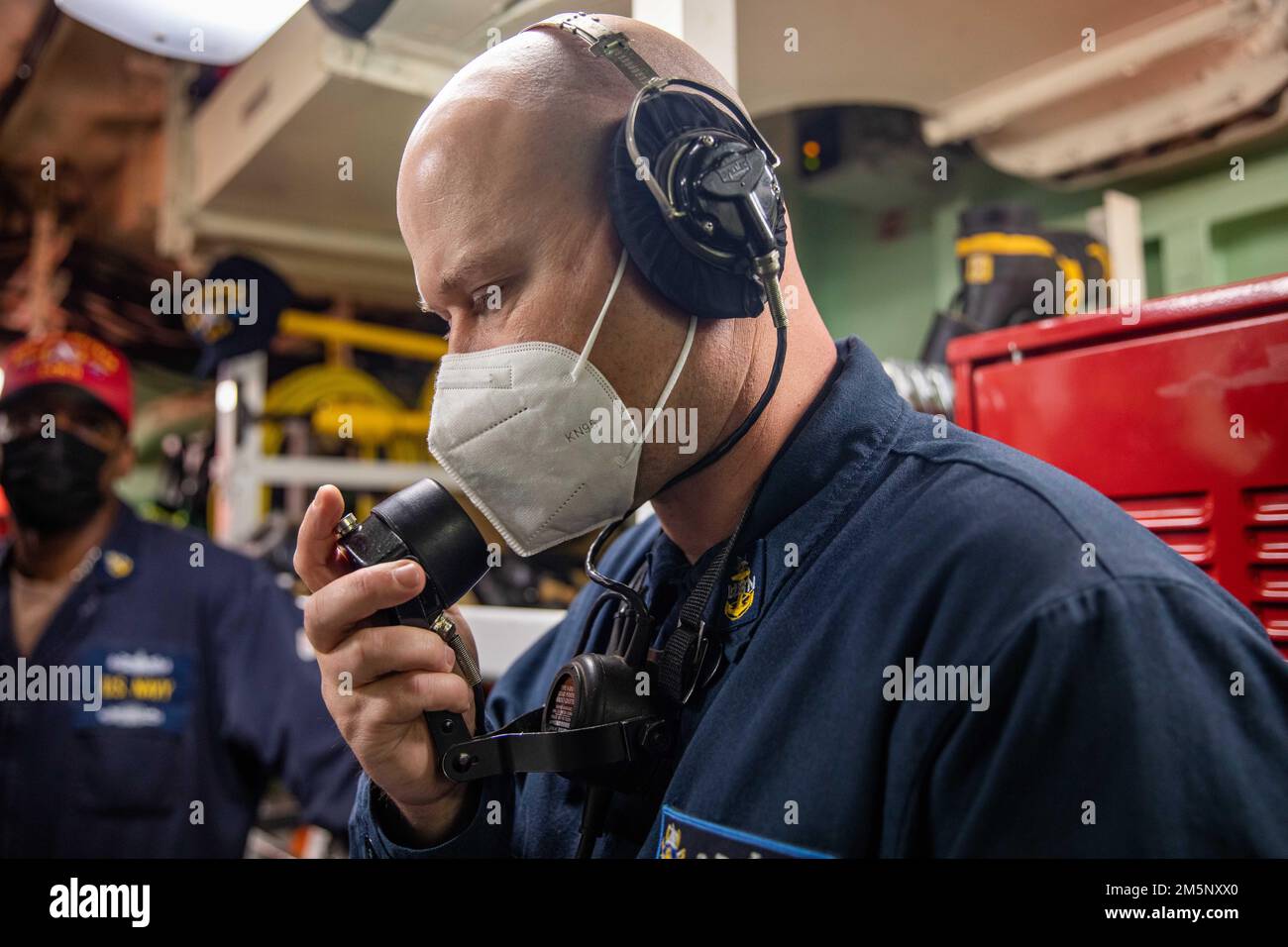 220226-N-HD110-1027 MAR DEI CARAIBI - (26 febbraio 2022) -- Capo Senior del controllo antincendio Joseph Martin utilizza un telefono a energia sonora per comunicare durante un'esercitazione di controllo dei danni a bordo della nave da combattimento litoranea Freedom-Variant USS Milwaukee (LCS 5), 26 febbraio 2022. Milwaukee è dislocata nell'area operativa della flotta degli Stati Uniti 4th per sostenere la missione della Joint Interagency Task Force South, che include missioni contro il traffico illecito di droga nei Caraibi e nel Pacifico orientale. Foto Stock