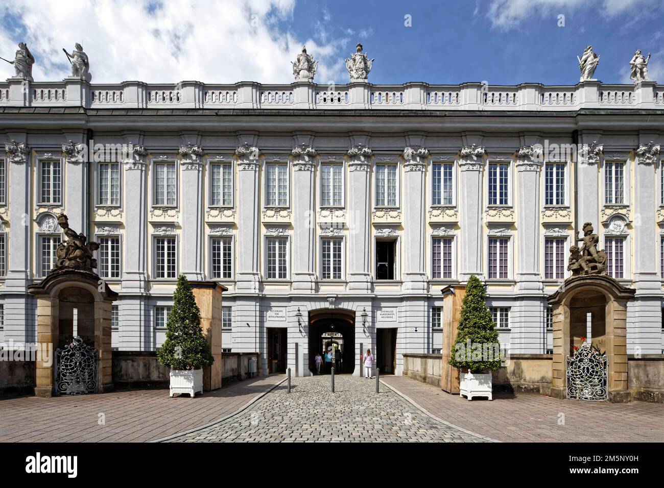 Portale d'ingresso con magnifica facciata e casa di guardia, Ansbach Residence, Palazzo, un tempo sede del governo delle Margravie di Brandeburgo-Ansbach. Foto Stock