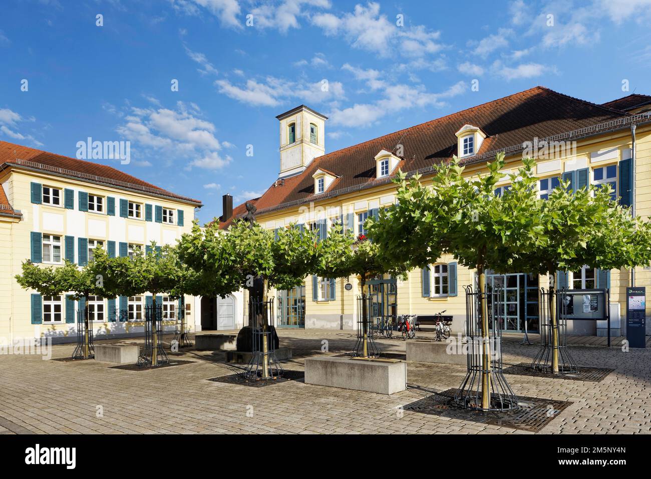 Karlsplatz, Ansbach, 18th ° secolo. Platani (platanaceae), edifici casa biblioteca comunale, archivio comunale e centro culturale, Medio Foto Stock