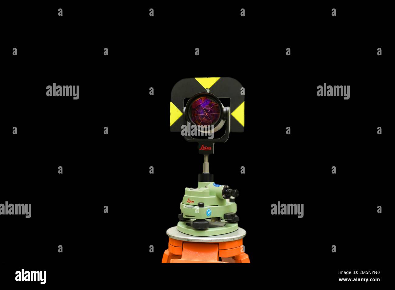 Reflector Leica GPH1for indagine sul terreno su un treppiede, Berlino, Germania Foto Stock