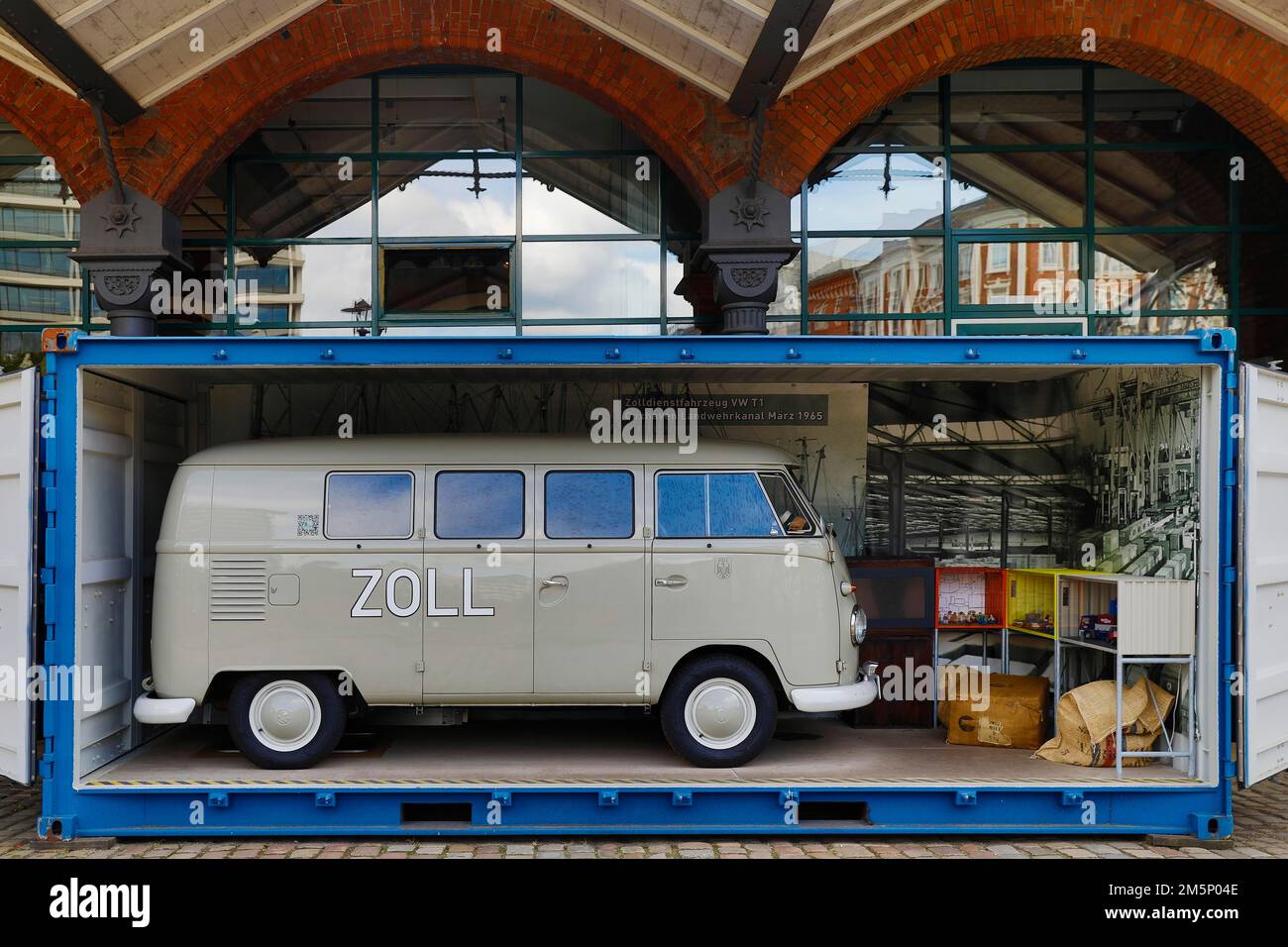 Museo doganale tedesco con VW Bulli in un container nella storica Speicherstadt, Amburgo, Germania Foto Stock
