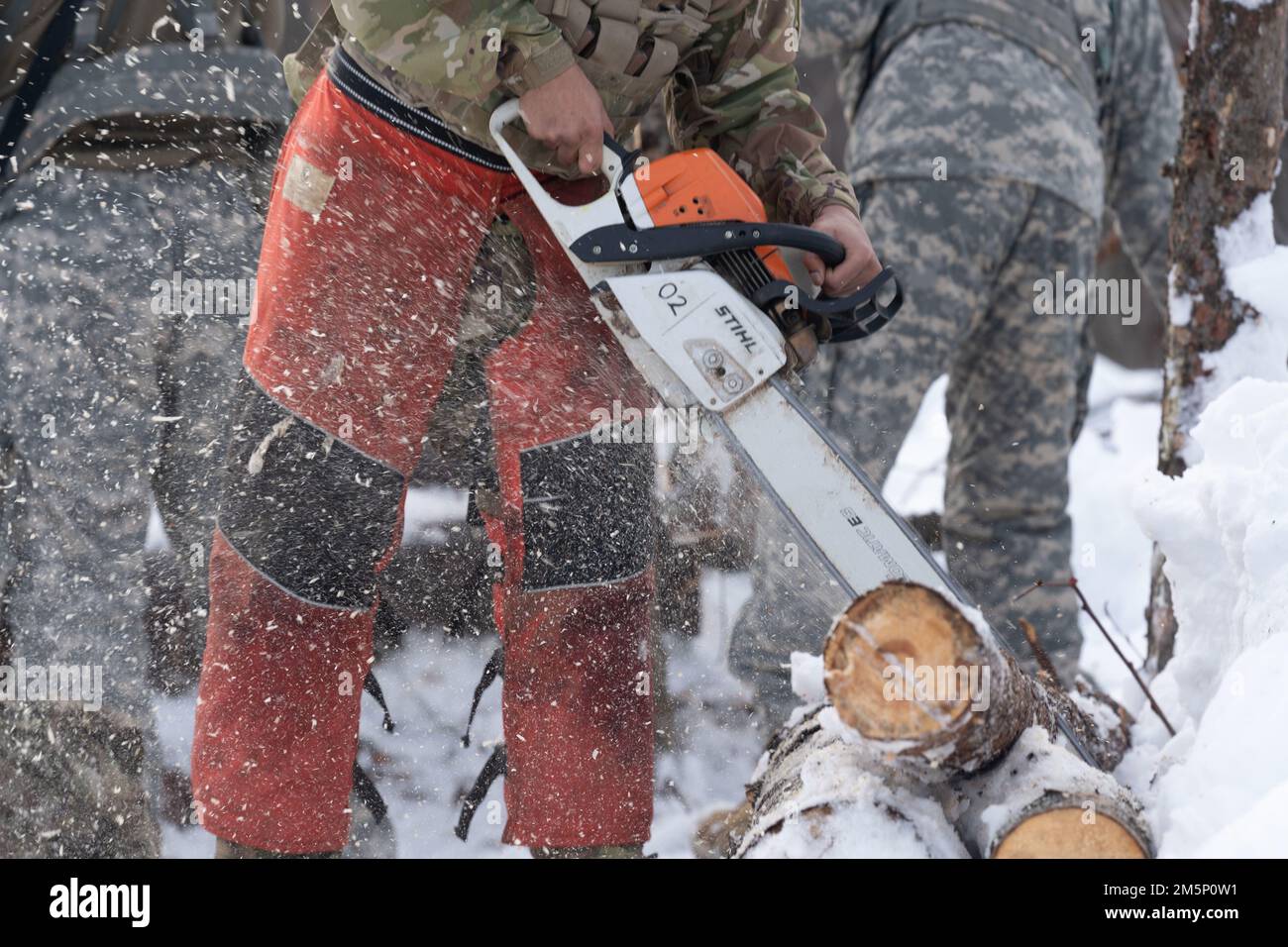 Un Guardsman nazionale dell'esercito dell'Alaska assegnato al distaccamento di utilità dell'ingegnere 207th costruisce una posizione difensiva artica di combattimento durante un'esercitazione di addestramento sul campo delle operazioni congiunte a Camp Mad Bull, base unita Elmendorf-Richardson, Alaska, 26 febbraio 2022. L'esercizio di operazioni congiunte è stato tenuto per rafforzare le azioni reattive intraprese dalle forze aeree e dal personale della Guardia Armata in un ambiente artico, costruendo posizioni di combattimento difensive artiche, conducendo tecniche di movimento individuali, tecniche di gestione delle armi e addestramento di veicoli a basse temperature. Foto Stock