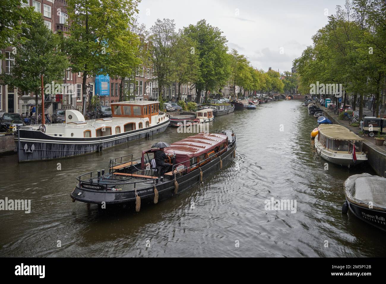 Case galleggianti situate in un canale di Amsterdam Amsterdam Amsterdam, Olanda del Nord, Paesi Bassi Foto Stock