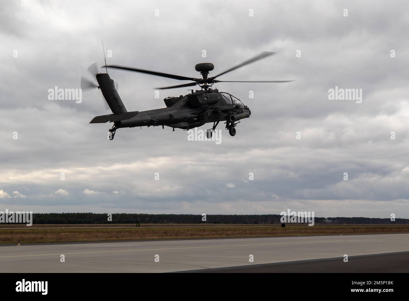 POWIDZ, Polonia – 1st gli aerei della Brigata della cavalleria aerea atterrano a Podwitz, Polonia, 26 febbraio 2022. 1st Brigata di cavalleria aerea, che è in Europa per la risoluzione atlantica, In meno di 5 giorni, 20 AH64 Apaches e più di 400 persone sono stati trasferiti in Polonia dalla Grecia e dalla Germania per sostenere la decisione degli Stati Uniti di aumentare la propria presenza e le proprie attività in Polonia come parte del suo forte e indefesso impegno nei confronti dei nostri alleati e partner della NATO. Foto Stock