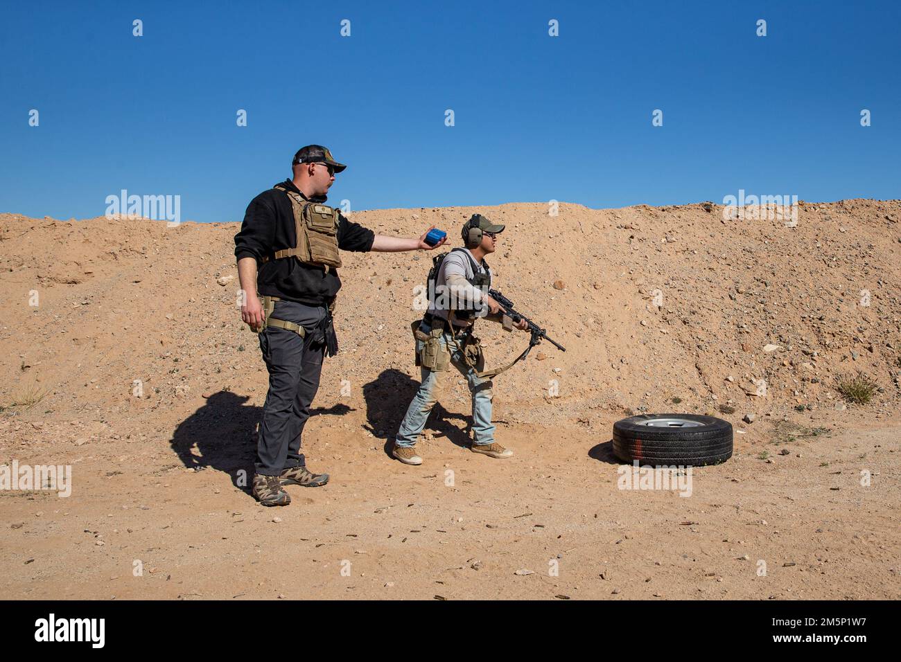 STATI UNITI Thomas Grimes, istruttore capo, Times Lance CPL. Eduardo Chavez, allenatore di marcature da combattimento, unità di addestramento di marcature, quartier generale Battaglione, comando di addestramento della Task Force di Marine Air Ground, Marine Corps Air Ground Combat Center, durante un concorso di tiro ospitato dal Phoenix Rod and Gun Club, Phoenix, Arizona, 26 febbraio 2022. La squadra di tiro base del Marine Corps Air Ground Combat Center ha utilizzato Marine Corps ha emesso M4 carbine e M18 sistema modulare di pistola per sparare e manovrare attraverso vari campi di fuoco. Foto Stock
