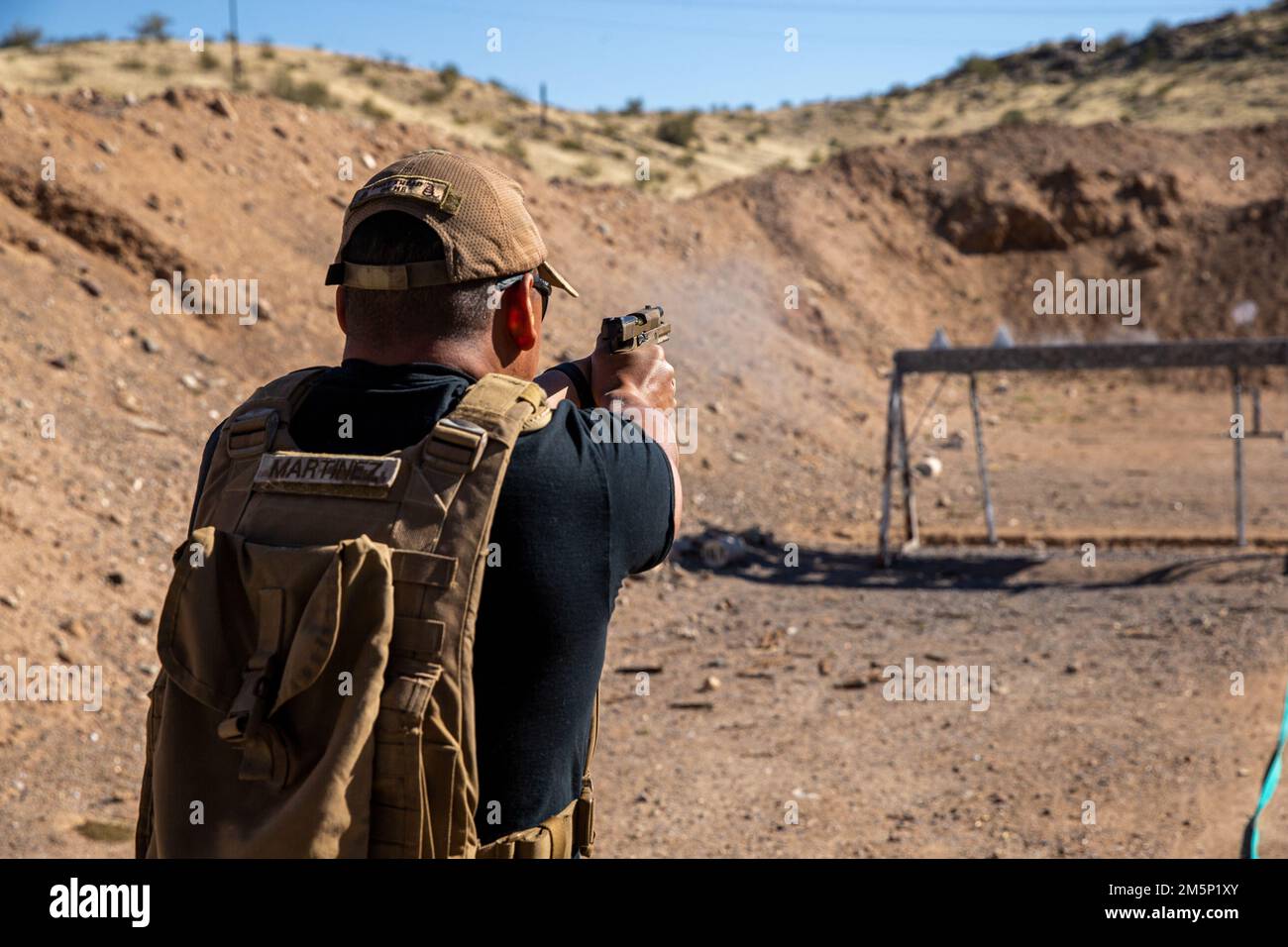 STATI UNITI Victor Martinez, responsabile della sicurezza di gamma, unità di addestramento di Marksmanship, comando di addestramento della Task Force di Marine Air Ground, Marine Corps Air Ground Combat Center, spara obiettivi in acciaio durante un concorso di tiro ospitato dal Phoenix Rod and Gun Club, Phoenix, Arizona, 26 febbraio 2022. La squadra di tiro base del Marine Corps Air Ground Combat Center ha utilizzato Marine Corps ha emesso M4 carbine e M18 sistema modulare di pistola per sparare e manovrare attraverso vari campi di fuoco. Foto Stock