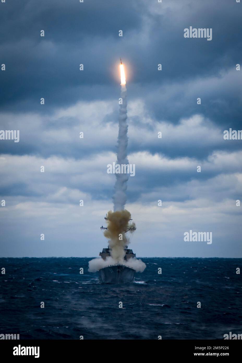 Il cacciatorpediniere di missili guidati USS Bulkeley (DDG 84) lancia un missile standard 2 durante un'esercitazione di fuoco dal vivo di Surface Warfare Advanced Tactical Training (SWATT). Bulkeley fa parte di Destroyer Squadron (DESRON) 26 che supporta Carrier Strike Group (CSG) 10. SWATT è guidata dal Naval Surface and Mine Warfighting Development Center (SMWDC) ed è progettata per aumentare la competenza, la letalità e l'interoperabilità dei combattimenti di guerra delle unità partecipanti. Foto Stock