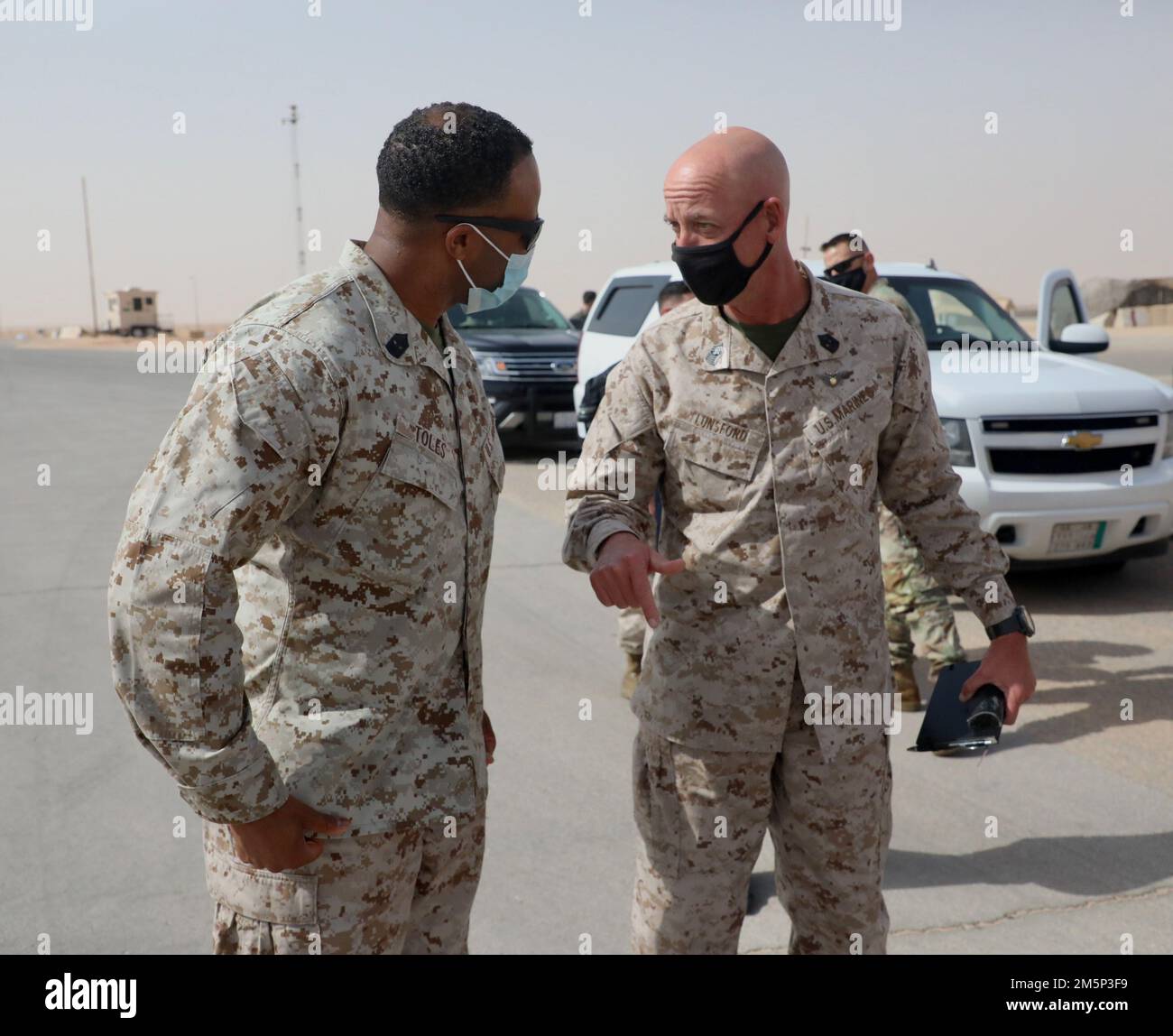 STATI UNITI Steven Lunsford, Stati Uniti Il comando centrale delle forze del corpo Marino parla con il Sergente maggiore Joshua Toles, Marine Fighter Attack Squadron 115 (VMFA-115) durante la sua visita alla base aerea del Principe Sultano, Regno dell'Arabia Saudita il 27 febbraio, 2022.VMFA-115 è stato dispiegato alla base aerea del Principe Sultano nel Regno dell'Arabia Saudita dal dicembre 2021 e sono parte integrante della forza di risposta immediata nell'area di responsabilità del comando centrale. Foto Stock