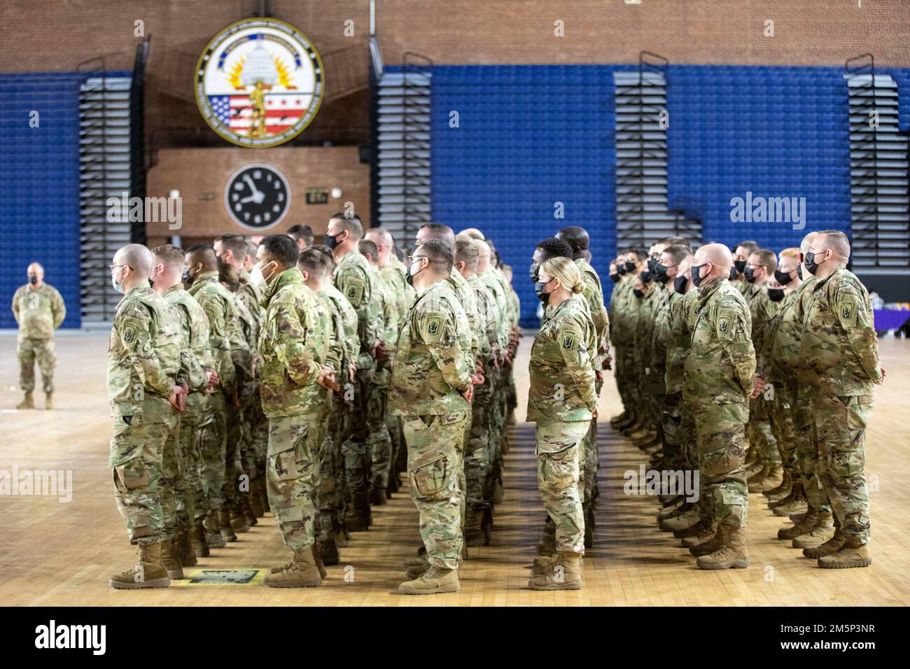 La Guardia Nazionale dell'Esercito del Vermont 86th Fanteria Brigata Combat Team Soldiers giurano nel D.C. National Guard Armory a Washington, D.C. il 27 febbraio 2022. Anche se amministrativamente deputati come “ufficiali speciali”, questi soldati non avranno poteri di applicazione della legge. Solo gli agenti incaricati dell'applicazione della legge saranno in grado di gestire i compiti di applicazione della legge. Il 22 febbraio 2022, il Segretario della Difesa Lloyd J. Austin III ha approvato le richieste del Dipartimento di polizia Metropolitano del Distretto di Columbia (MPD) e degli Stati Uniti Polizia del Campidoglio (USCP) per la Guardia Nazionale del Distretto di Columbia (DCNG) Assistenza al controllo del traffico durante la prima modifica Foto Stock