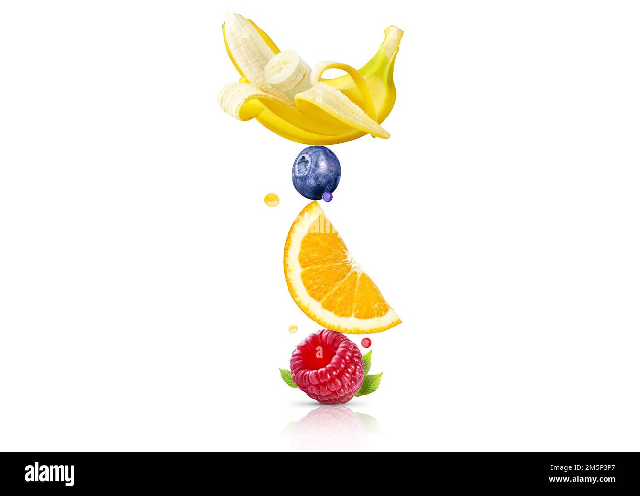 Una pila di frutta fresca matura, bacche isolate su fondo bianco. Lampone, arancia, mirtillo, banana pila di frutta in una fila. Vita sana, equilibrio Foto Stock