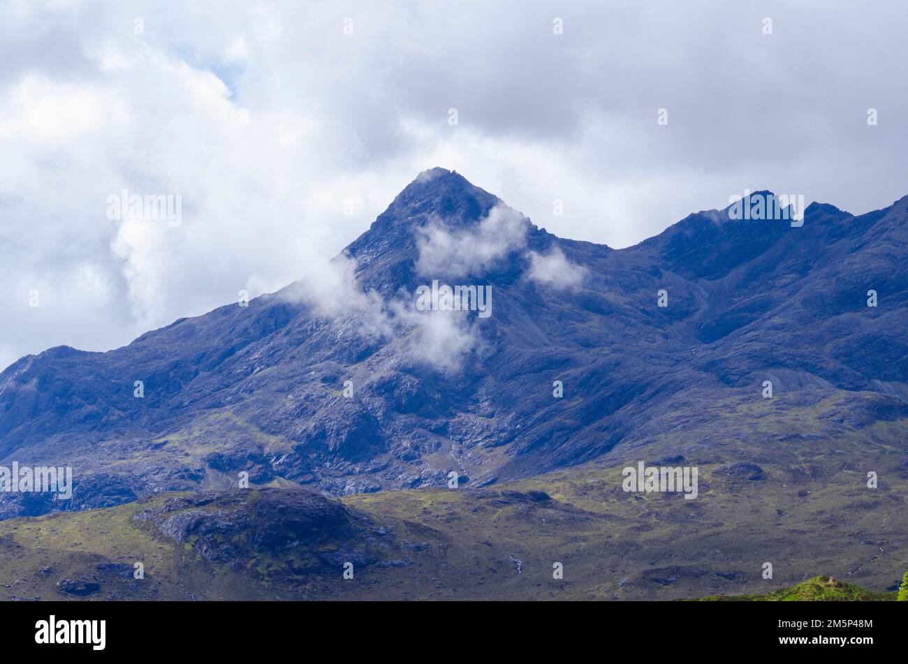 Le cime di Sgurr nan Gillean (965m, centro), Am Basteir (935m) e Basteir Tooth (915m) nel Cuillen (Cullin) sull'isola di Skye, Scozia, Regno Unito Foto Stock