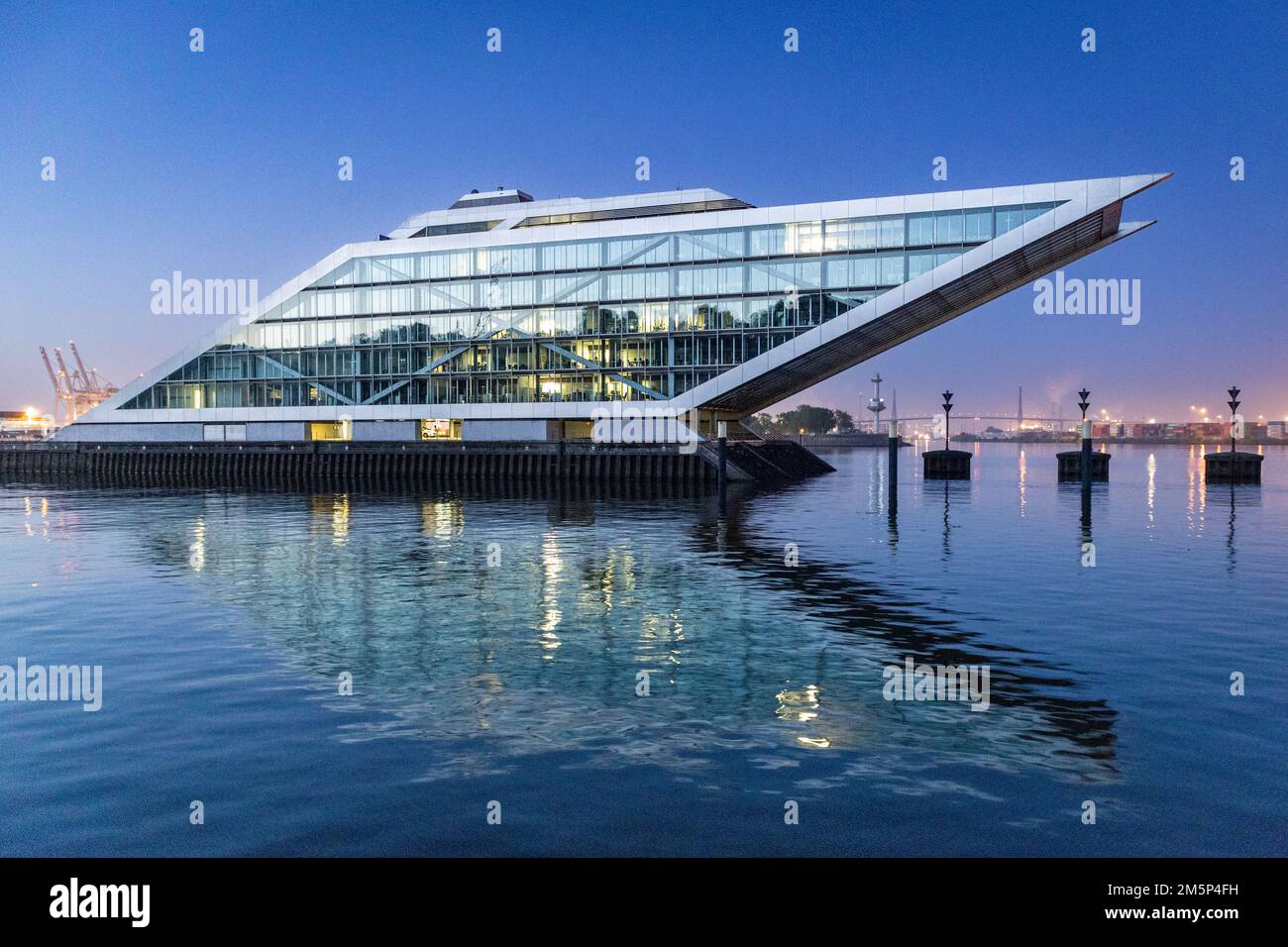 docklands amburgo all'ora blu. l'edificio si chiama ‚docklands ed è stato progettato dall'architetto teherani Foto Stock