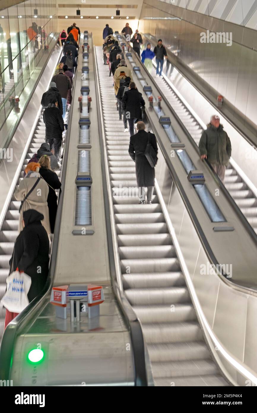 Persone passeggeri che salgono su scale mobili dal livello della piattaforma alla stazione metropolitana della linea Elizabeth a Londra Inghilterra UK 2022 KATHY DEWITT Foto Stock