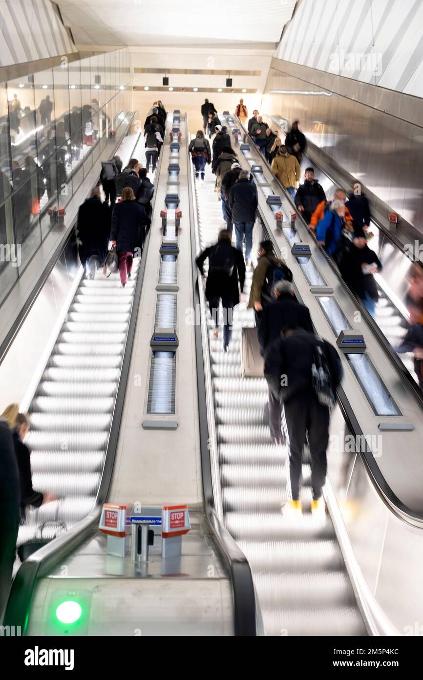 Persone passeggeri che salgono su scale mobili dal livello della piattaforma alla stazione metropolitana della linea Elizabeth a Londra Inghilterra UK 2022 KATHY DEWITT Foto Stock