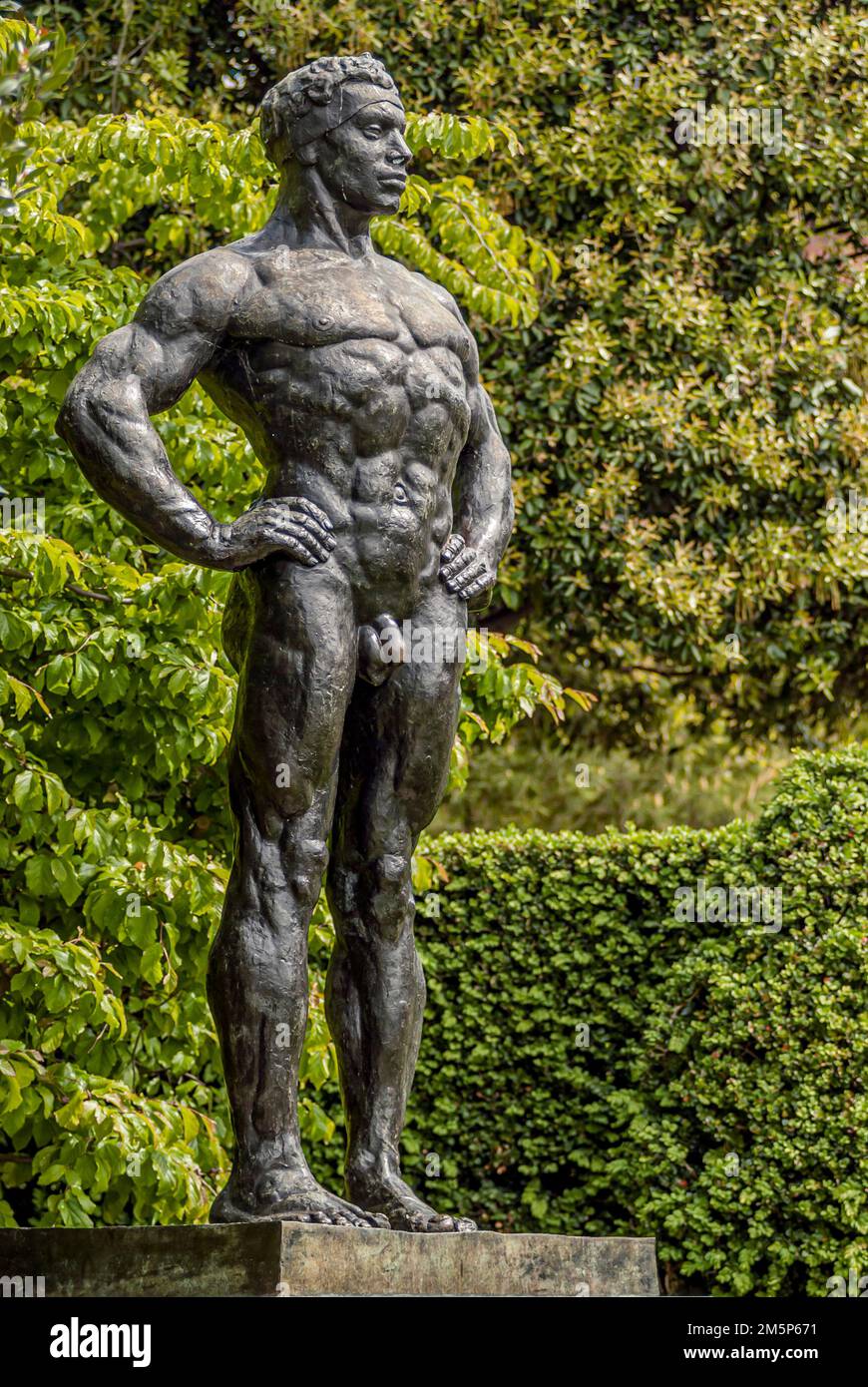 'Colosse nu debout' scultura di Rembrandt Bugatti al 'le parc olympique' di Losanna, Svizzera Foto Stock