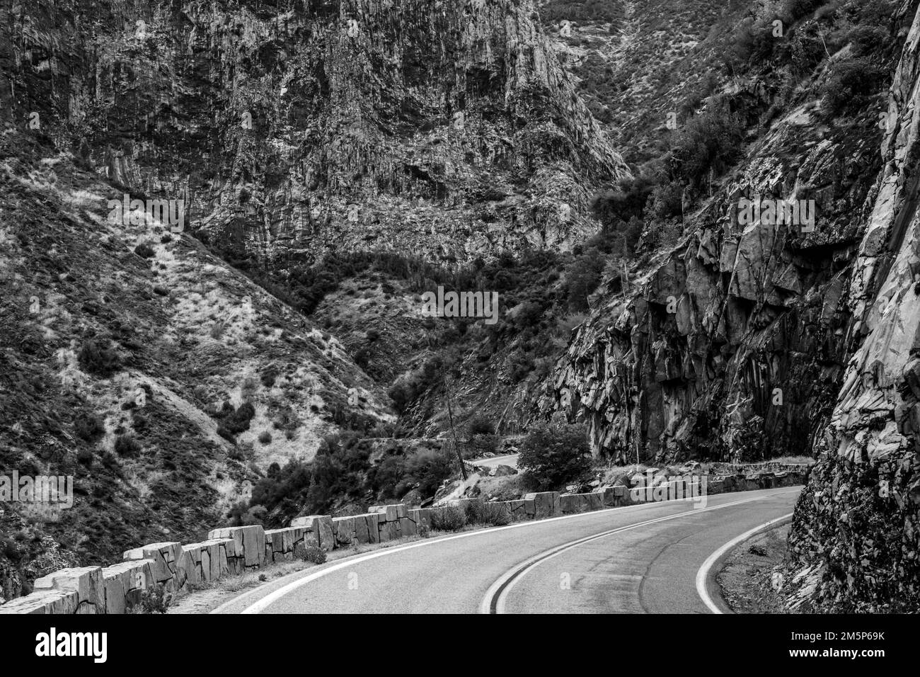 La strada curva avanti e indietro attraverso ripide pareti della Kings Canyon Scenic Highway Foto Stock