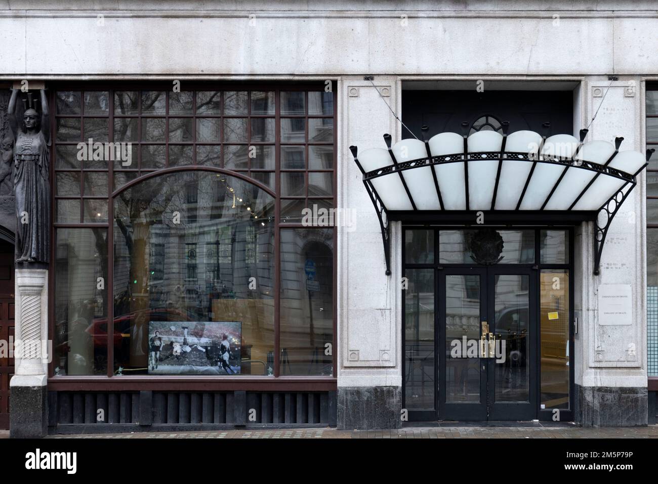 Una presentazione di immagini che mostra il calciatore Pele nella vetrina dell'Ambasciata brasiliana a Londra in seguito alla morte del tre volte vincitore della Coppa del mondo Giovedi a San Paolo.Data foto: Venerdì 30 dicembre 2022. Foto Stock