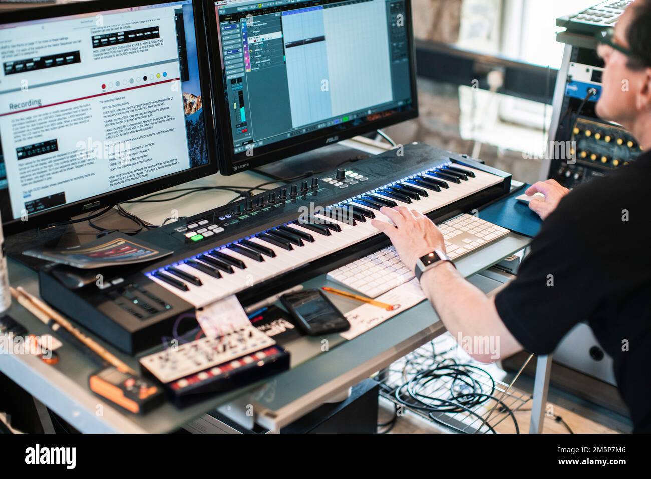 Stephen Morris della New Order and Joy Division fotografò nel suo studio di casa vicino a Macclesfield. Foto Stock