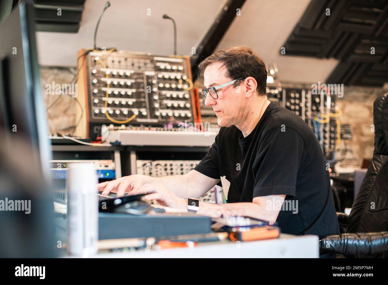 Stephen Morris della New Order and Joy Division fotografò nel suo studio di casa vicino a Macclesfield. Foto Stock