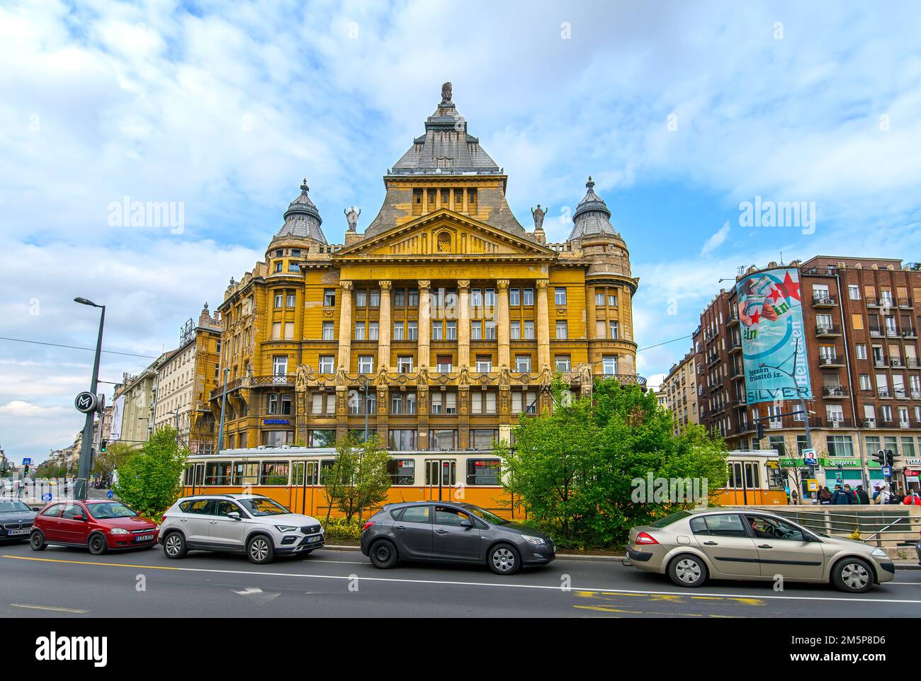 Budapest, Ungheria. Vista frontale dello splendido edificio antico di Anker Palace nel centro della città Foto Stock