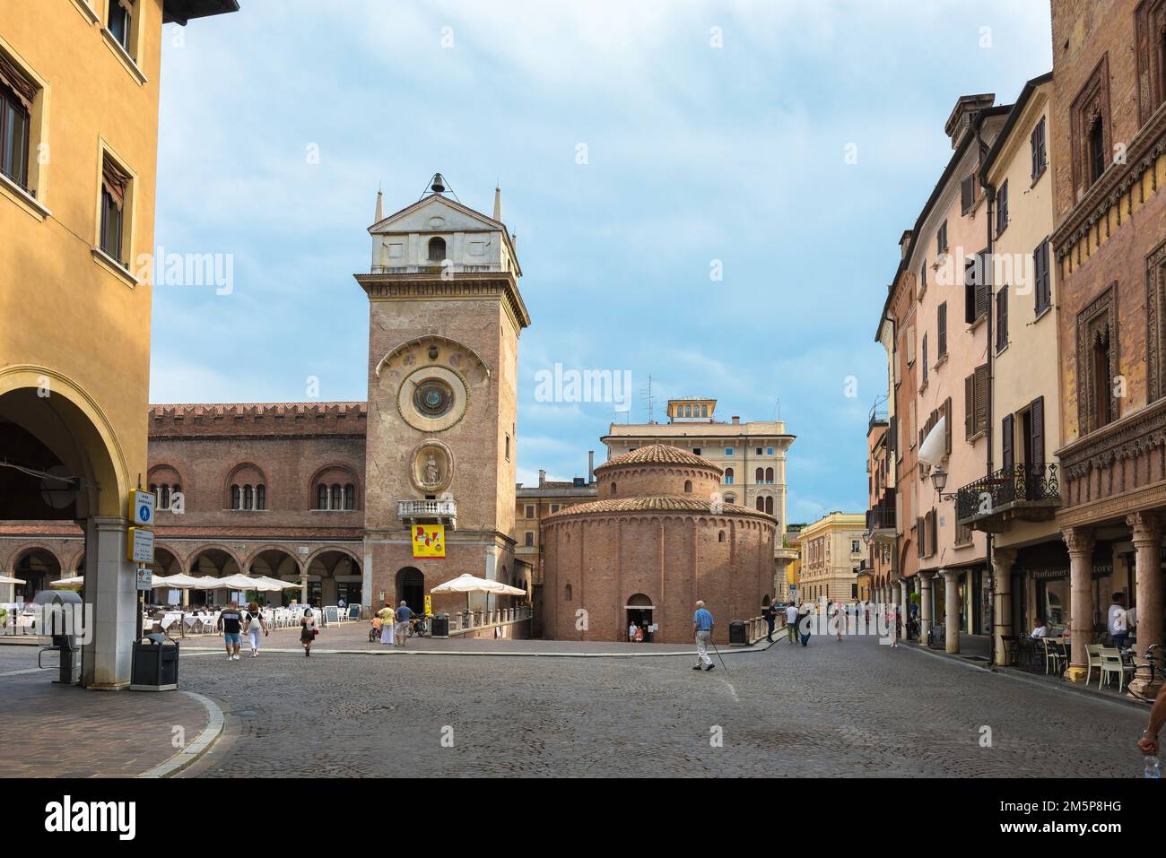 Mantova Italia, vista in estate di Piazza delle Erbe circondata da edifici rinascimentali nel suggestivo centro della città di Mantova, Lombardia, Italia Foto Stock