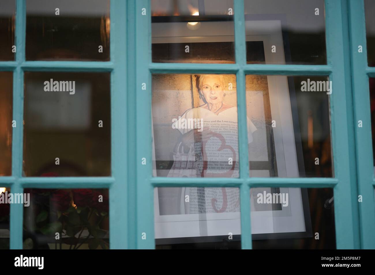 Un ritratto di Vivienne Westwood esposto nella finestra del negozio finale Vivienne Westwood Worlds a Londra, il fashion designer è morto all'età di 81 anni. Data immagine: Venerdì 30 dicembre 2022. Foto Stock
