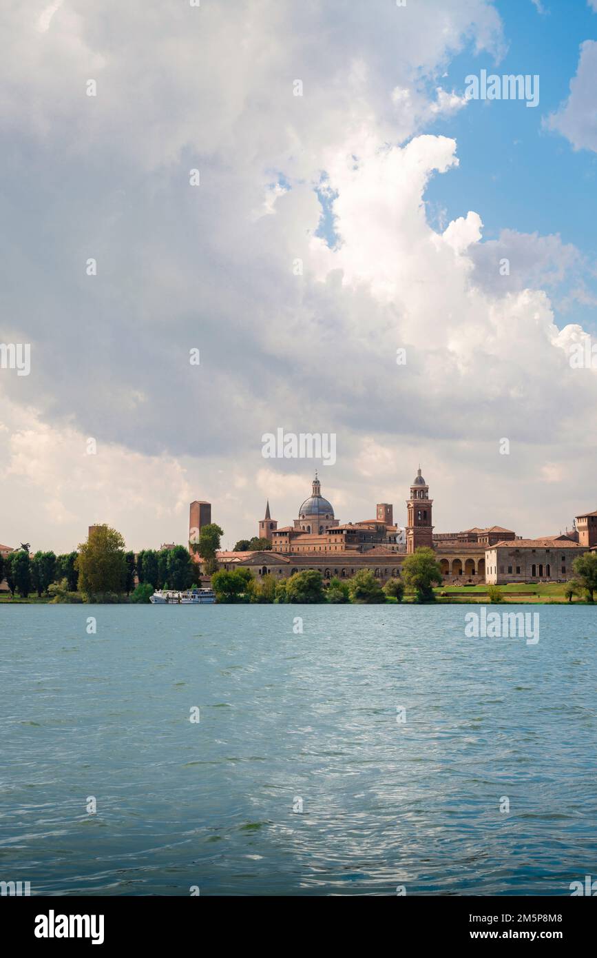 Mantova Italia, vista in estate dello skyline rinascimentale della città di Mantova visto dal Lago inferiore, Lombardia, Italia Foto Stock