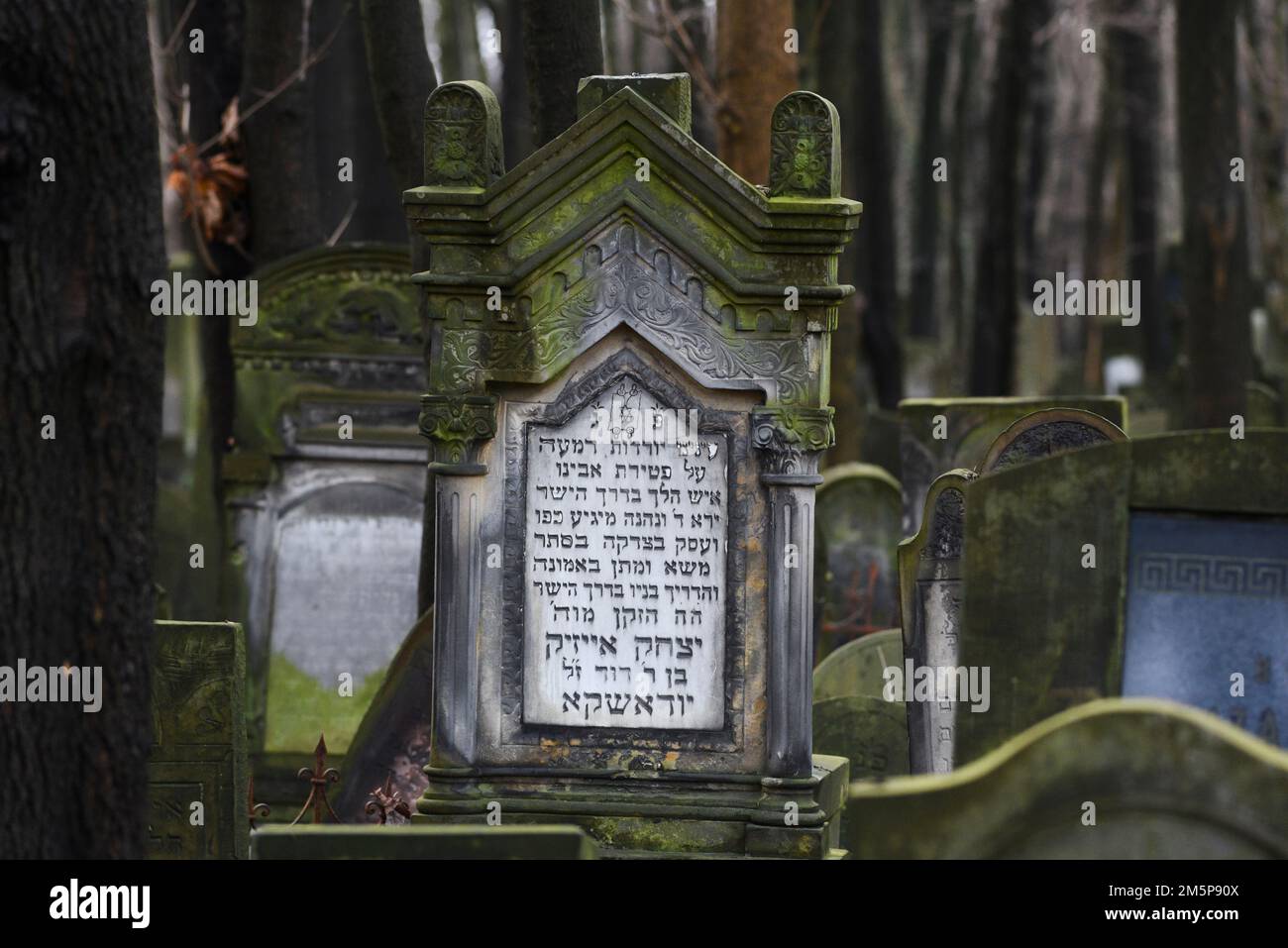 Varsavia, Polonia - 27 dicembre 2022: Lapidi antiche e trascurate nel cimitero ebraico di Varsavia in Polonia. Foto Stock