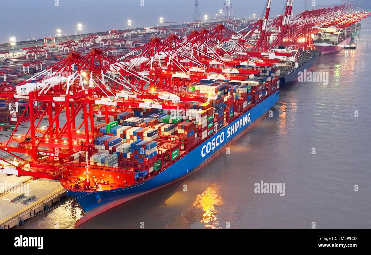 SHANGHAI, CINA - 30 DICEMBRE 2022 - una foto aerea mostra l'operazione di sollevamento di container della nave da carico super grande di SIPG Yangshan fase IV Au Foto Stock