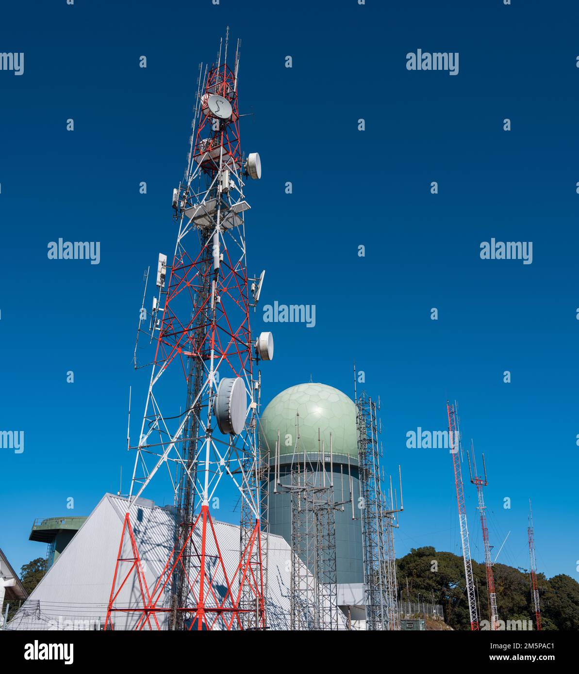 Radio e televisione trasmettitore torre. Utilizzato per trasmettere segnali televisivi e radio Foto Stock