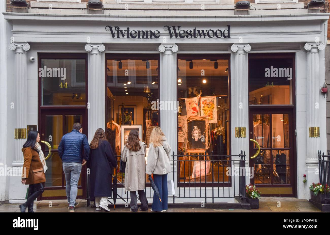Londra, Inghilterra, Regno Unito. 30th Dec, 2022. La gente legge il tributo al negozio di punta Vivienne Westwood in Conduit Street, Mayfair, mentre il designer di moda e l'icona punk muore a 81 anni. (Credit Image: © Vuk Valcic/ZUMA Press Wire) Foto Stock