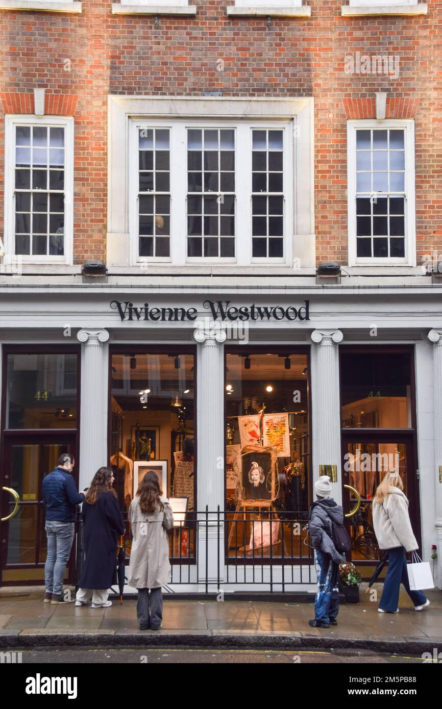 Londra, Inghilterra, Regno Unito. 30th Dec, 2022. La gente legge il tributo al negozio di punta Vivienne Westwood in Conduit Street, Mayfair, mentre il designer di moda e l'icona punk muore a 81 anni. (Credit Image: © Vuk Valcic/ZUMA Press Wire) Foto Stock
