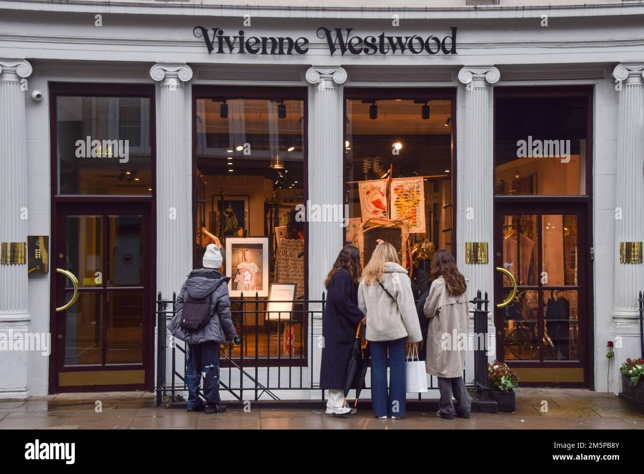Londra, Inghilterra, Regno Unito. 30th Dec, 2022. La gente legge il tributo al negozio di punta Vivienne Westwood in Conduit Street, Mayfair, mentre il designer di moda e l'icona punk muore a 81 anni. (Credit Image: © Vuk Valcic/ZUMA Press Wire) Foto Stock