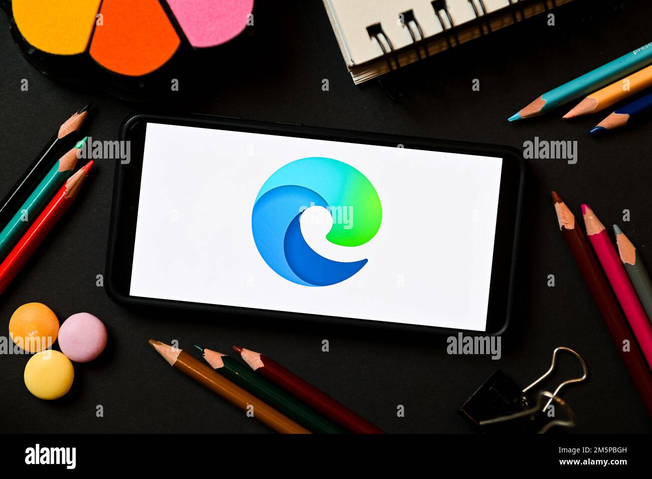 Polonia. 17th Dec, 2022. In questa immagine viene visualizzato un logo Microsoft Edge sullo smartphone. (Foto di Mateusz Slodkowski/SOPA Images/Sipa USA) Credit: Sipa USA/Alamy Live News Foto Stock