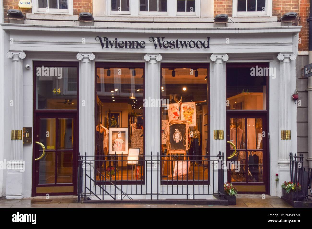 Londra, Regno Unito. 30th dicembre 2022. Vista esterna del negozio di punta Vivienne Westwood in Conduit Street, Mayfair, mentre l'icona della moda e del punk muore a 81 anni. Credit: Vuk Valcic/Alamy Live News Foto Stock