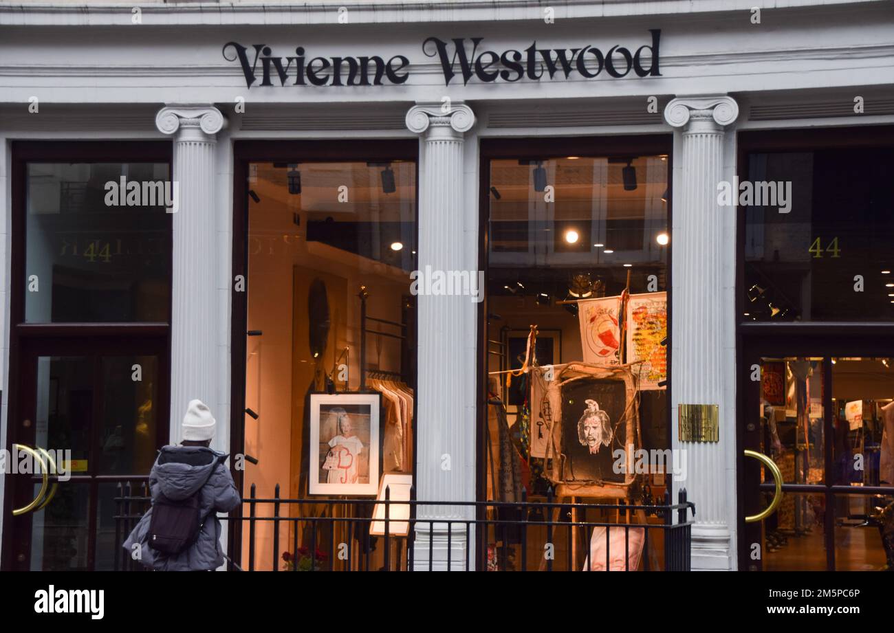 Londra, Regno Unito. 30th dicembre 2022. Una persona legge il tributo al negozio di punta Vivienne Westwood in Conduit Street, Mayfair, mentre il designer di moda e l'icona punk muore di 81 anni. Credit: Vuk Valcic/Alamy Live News Foto Stock