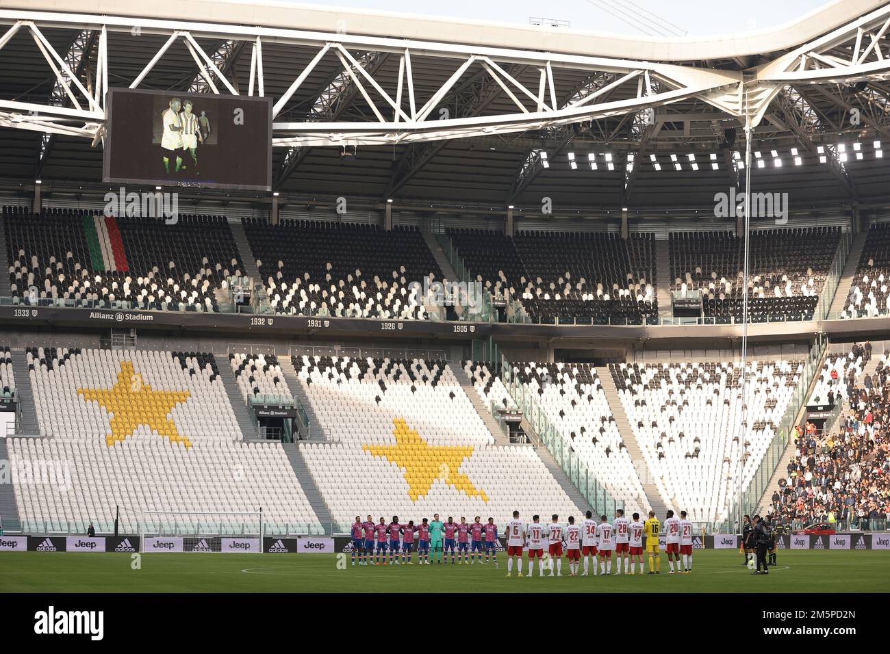 Torino, 30th dicembre 2022. Un'immagine di Pele ( Edson Arantes do Nascimento ) insieme all'ex giocatore della Juventus e dell'Argentina Omar Sivori viene proiettata sullo schermo dello stadio mentre un minuto di silenzio si svolge dopo la morte della leggenda brasiliana, prima di iniziare la partita amichevole allo stadio Allianz, Torino. Il credito per le immagini dovrebbe essere: Jonathan Moskrop / Sportimage Credit: Sportimage/Alamy Live News Foto Stock