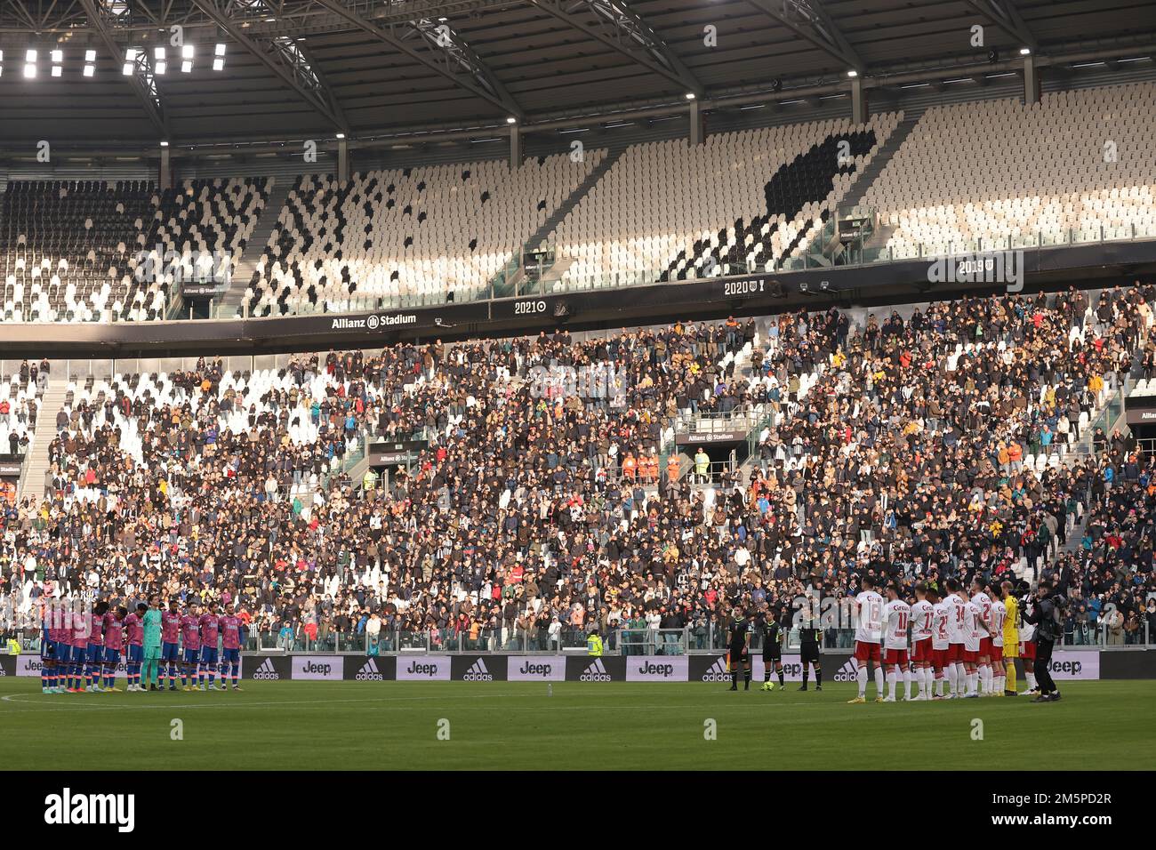 Torino, 30th dicembre 2022. Un'immagine di Pele ( Edson Arantes do Nascimento ) insieme all'ex giocatore della Juventus e dell'Argentina Omar Sivori viene proiettata sullo schermo dello stadio mentre un minuto di silenzio si svolge dopo la morte della leggenda brasiliana, prima di iniziare la partita amichevole allo stadio Allianz, Torino. Il credito per le immagini dovrebbe essere: Jonathan Moskrop / Sportimage Credit: Sportimage/Alamy Live News Foto Stock